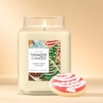 Yankee Candle Christmas Cookie, Scented Candle, 22oz Large Jar with up to 150 Hour Burn Time, Giftable, Holidays